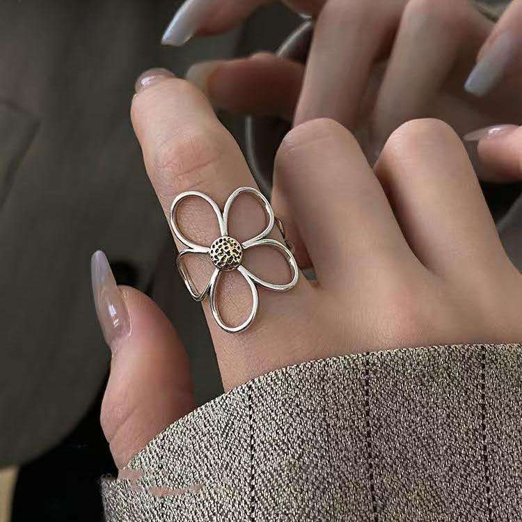 Elegant Floral Ring