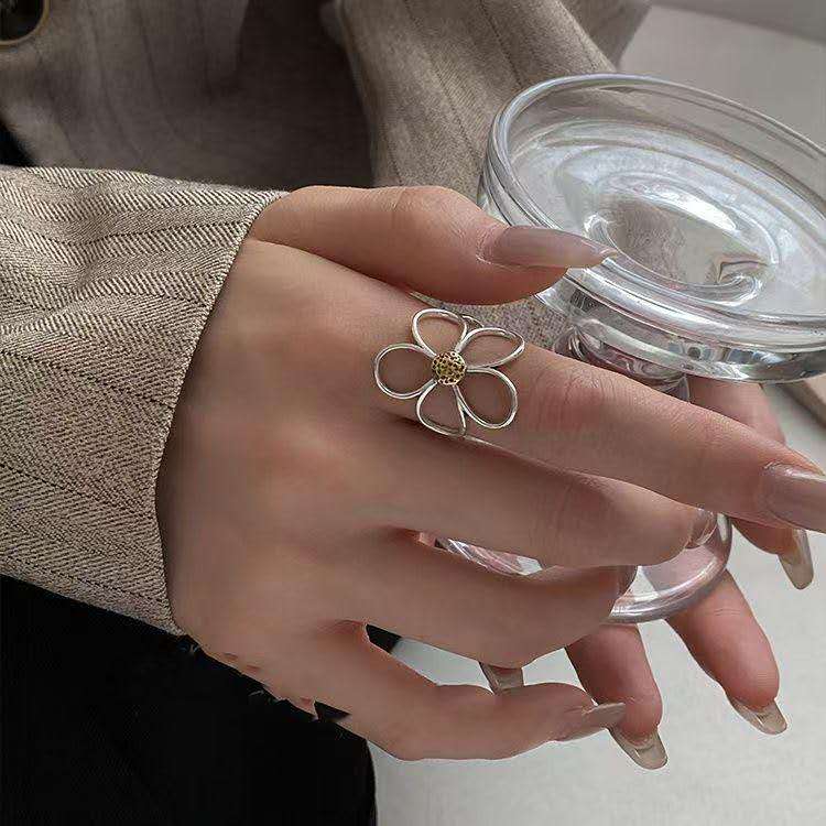 Elegant Floral Ring
