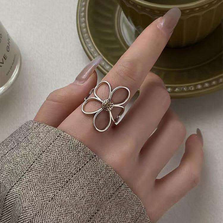 Elegant Floral Ring