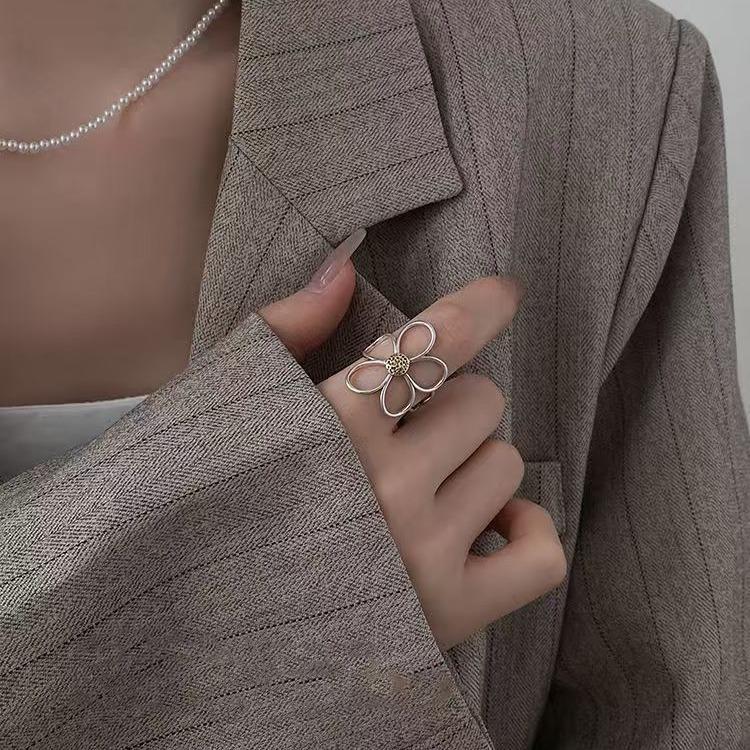 Elegant Floral Ring
